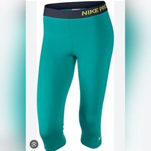 NIke PRO Womens Dri-fit Capri Leggings